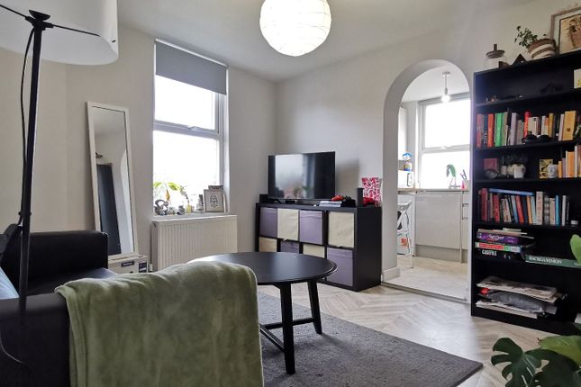 Flat to rent in High Road, London