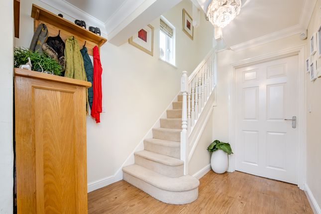 7, Bowen Way, Coulsdon photo 2