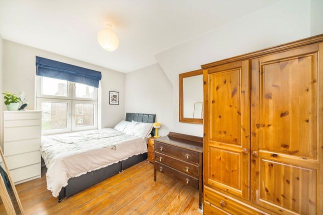 Flat 28, Bilton House, Wandsworth Road, London photo 4