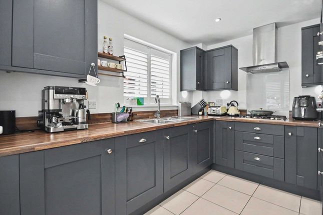 28, Skylark Place, Farnham photo 2
