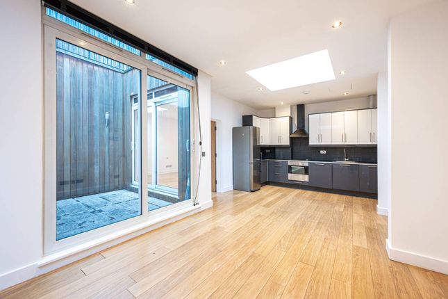 Thumbnail Flat to rent in Holloway Road, Holloway, London