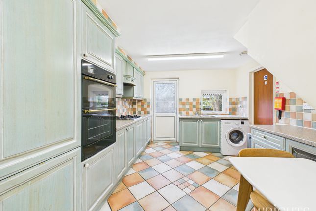 138, Bishops Rise, Hatfield photo 2