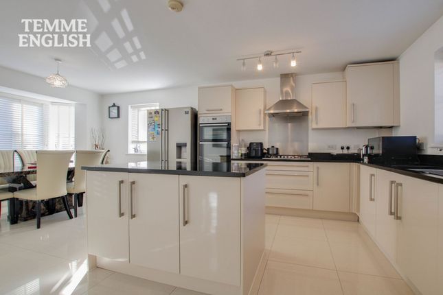 27 Scholars Crescent, Basildon photo 4