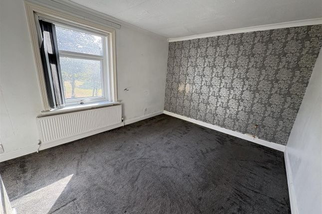 40, Cleckheaton Road, Bradford photo 4