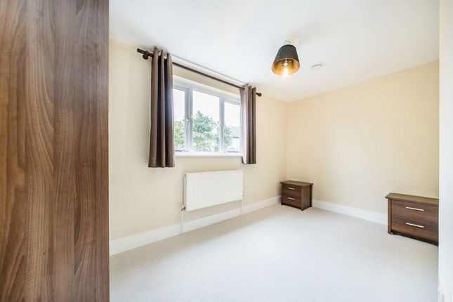 Flat B, 22, Glencairn Road, London photo 4
