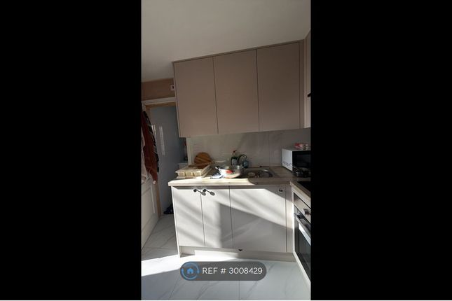 Colne Avenue, West Drayton photo 4