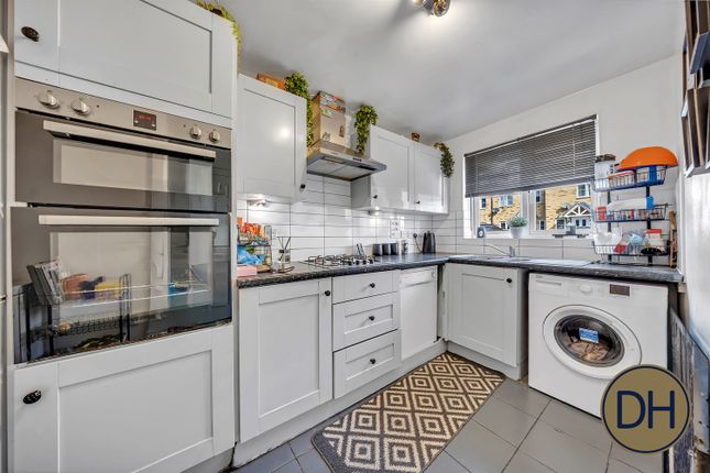 7, Hyde Close, Romford photo 3