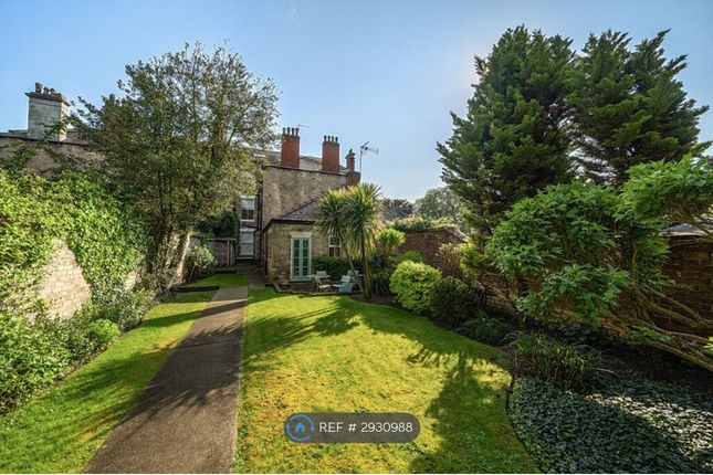 Flat, New Walk, Beverley photo 2