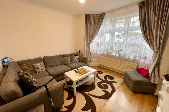 End terrace house for sale in Kingston Road, Luton, Bedfordshire