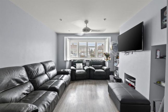 46, Selan Gardens, Hayes photo 2
