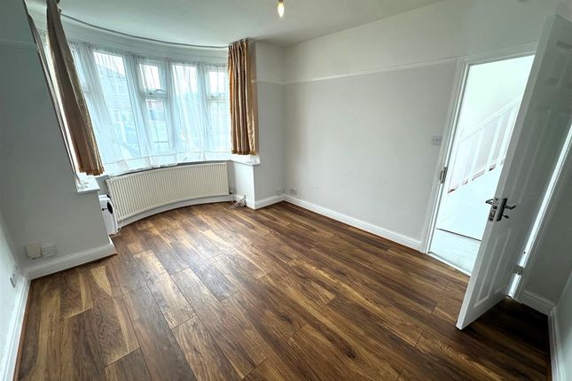 1, Myrtle Avenue, Bedfont photo 3