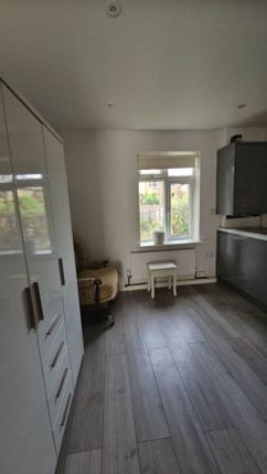 Flat 1, 32 Montrell Road, London photo 4