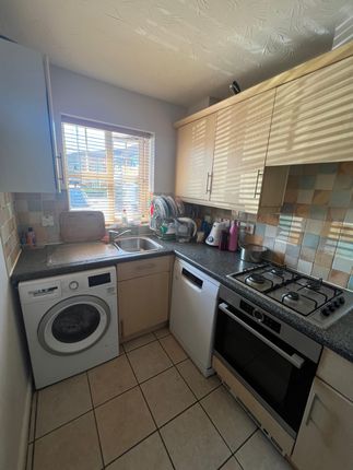 31 Heathside Close, Ilford photo 4