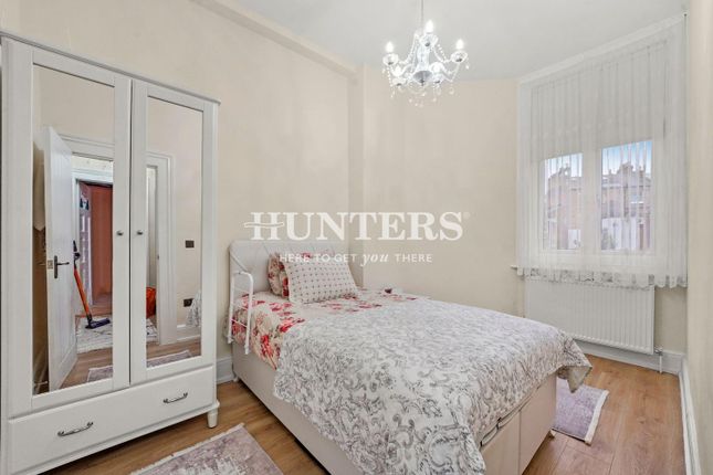 End terrace house for sale in Green Lanes, London