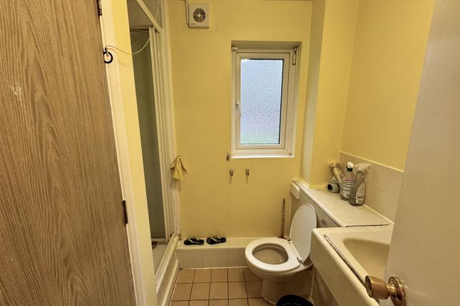 32, Harp Island Close, London photo 3