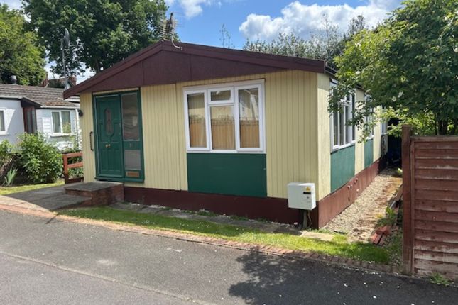 2-bed caravan on 30 Duffins Orchard, Chertsey, £98,950