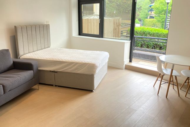 Studio to rent in Very Near New Horizons Court Area, Brentford