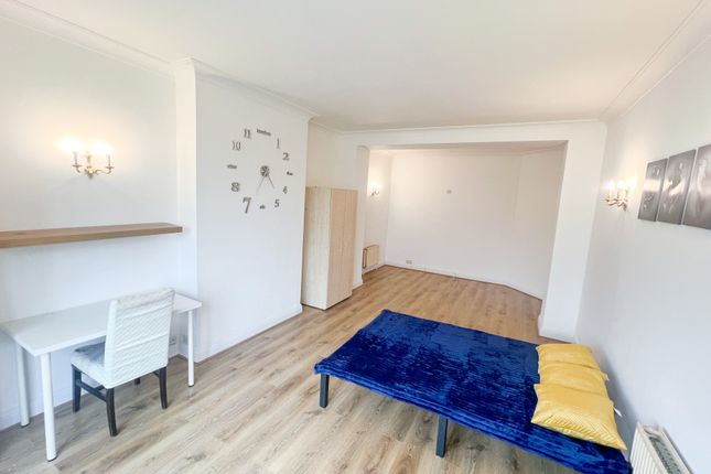 45, Quadrant Close, London photo 2