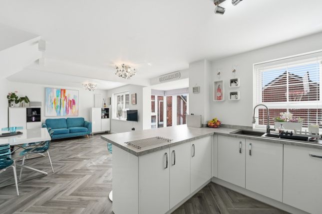 27, Hemlock Road, Nottingham photo 3