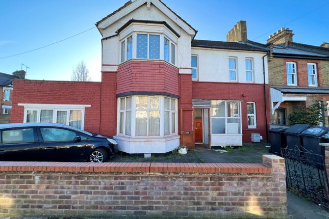 End terrace house for sale in Clarendon Road, London