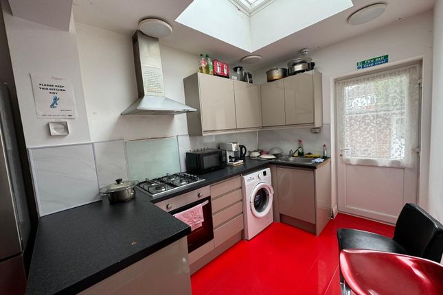 Room 4 65,, Cheyneys Avenue, Edgware photo 5