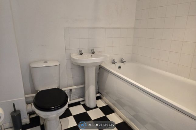Flat, Burnham Road, London photo 3