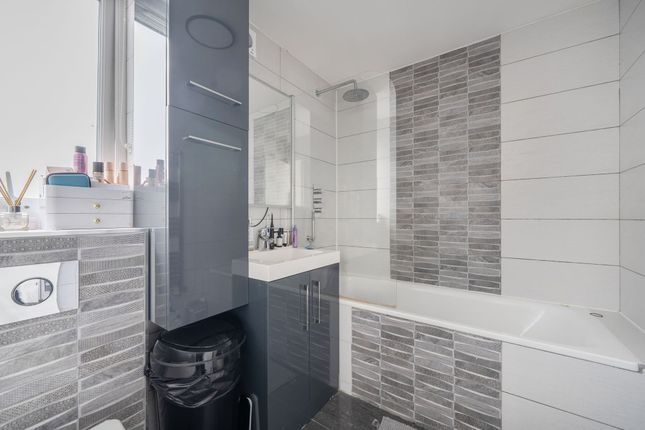 74 Brook Avenue, Edgware photo 4