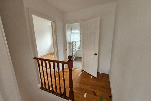 22 Broomcroft Avenue, Yeading photo 2