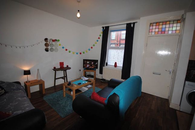 Well-Presented Living Room With Comfortable Seatin...