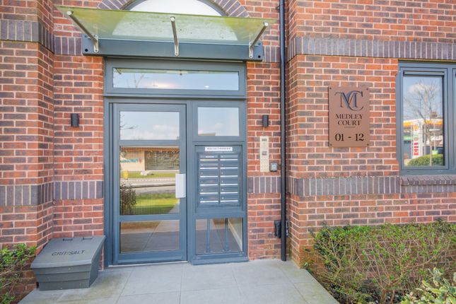 Flat for sale in Woodside Road, Amersham