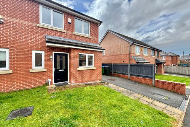 13, Lingholme Drive, Rochdale photo 2