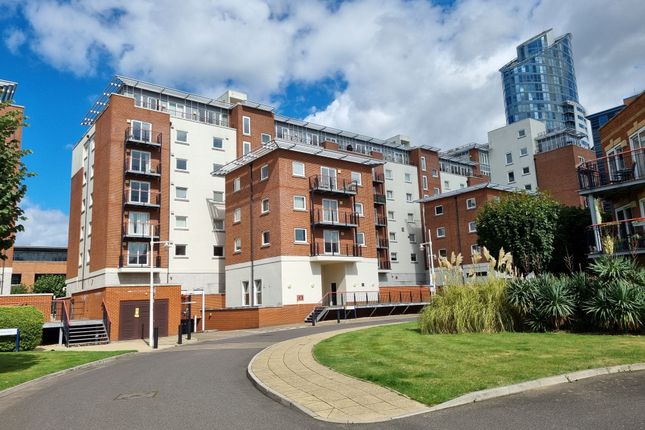 Flat to rent in The Canalside, Gunwharf Quays, Portsmouth