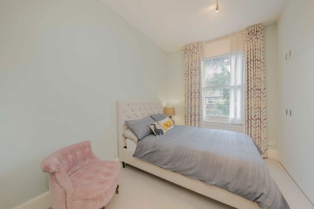 Flat 2, 52, Blenheim Crescent, London photo 4