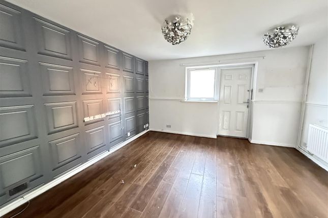 67, Anthony Close, Manchester photo 2