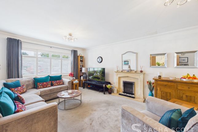 4 Bywood Close, Banstead photo 2