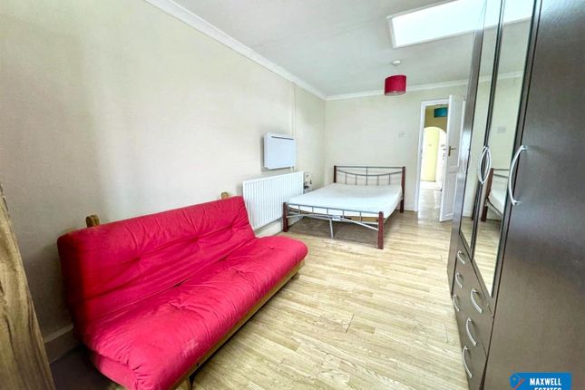 62a, Ellesmere Avenue, London photo 4