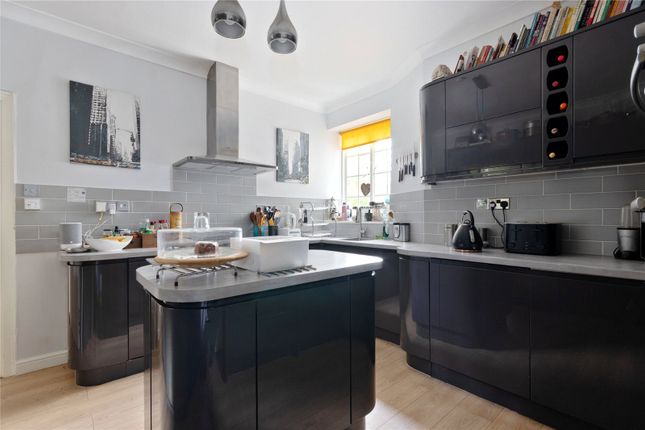 Flat 6, Wildcroft Manor,, Wildcroft Road, London photo 3