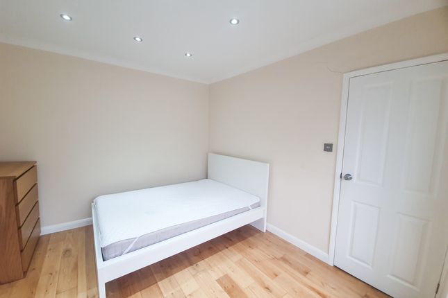 Room 1, 33, Kings Chase, Brentwood photo 4