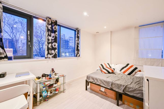 Flat for sale in Fusion Building, Docklands, London