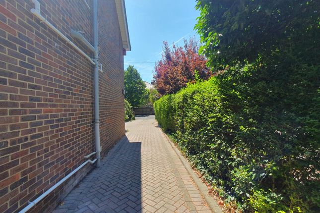 12B,, Third Avenue, Hampshire photo 4