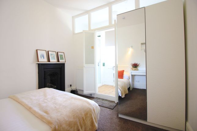 30, Hove photo 4