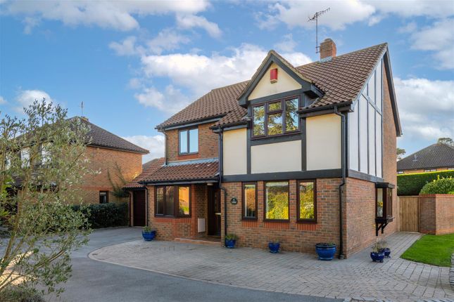 Thumbnail Detached house for sale in Wysemead, Horley