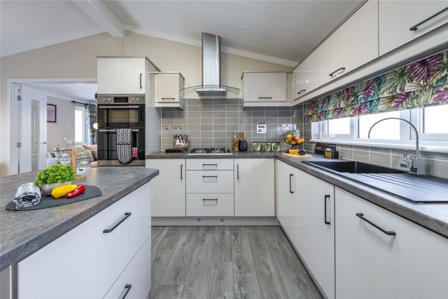 66, Field Place, Barton On Sea photo 4