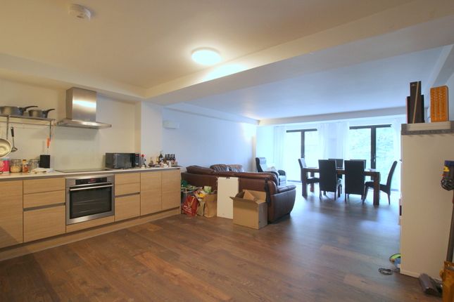 Flat to rent in Upper Richmond Road, London