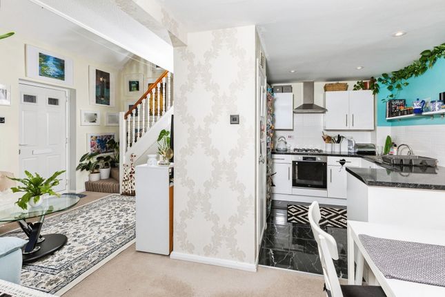 28, Measham Way, READING photo 2