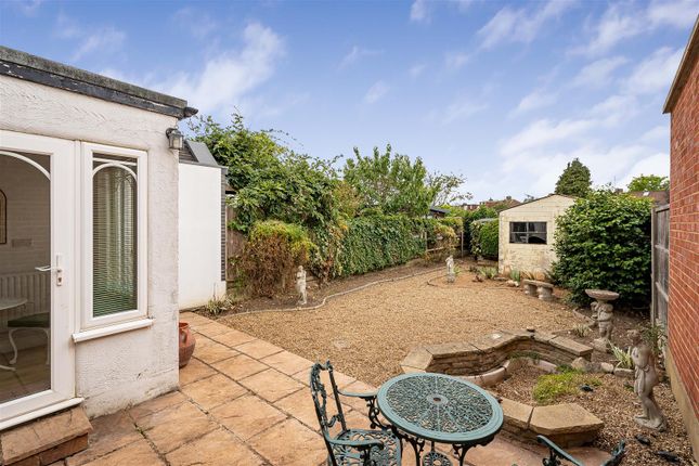89, Cardinal Avenue, Kingston Upon Thames photo 3