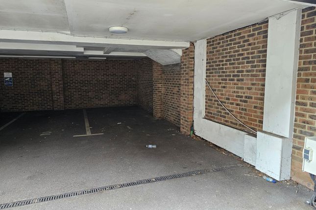 Parking/garage to rent in Limes Grove, London