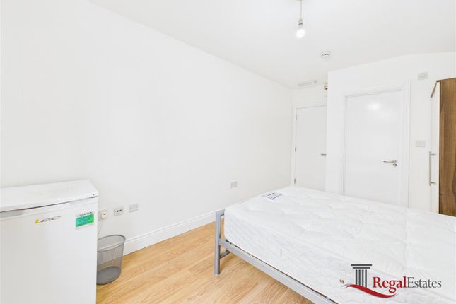 Room 4, 24, Denzil Road, London photo 2