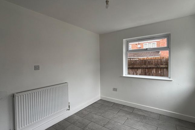 82, Ridge Nether Moor, Swindon photo 4