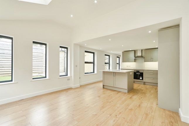 37a, Robin Lane, Pudsey photo 2